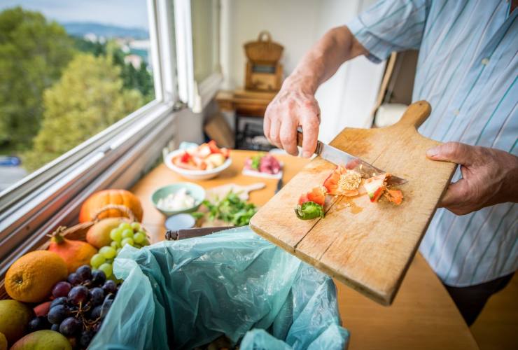 Cibo gettato nella spazzatura