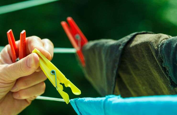 Come stendere i pantaloni occupando poco spazio