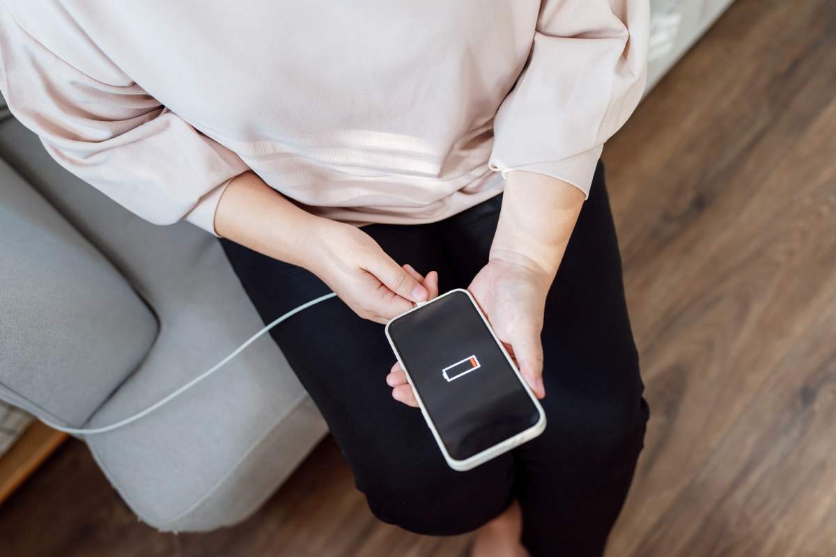 Famiglia sterminata da un cellulare in carica