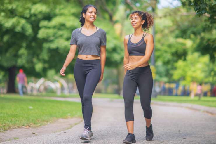 ragazze camminano al parco