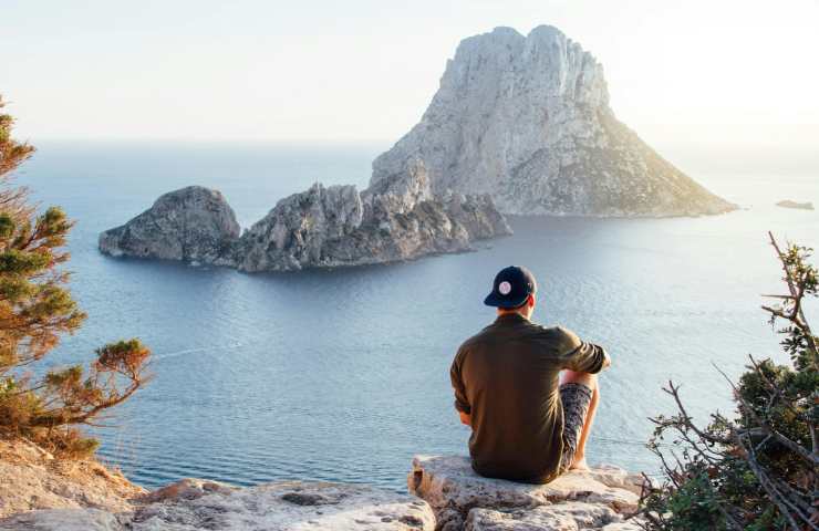 uomo in vacanza fissa isola