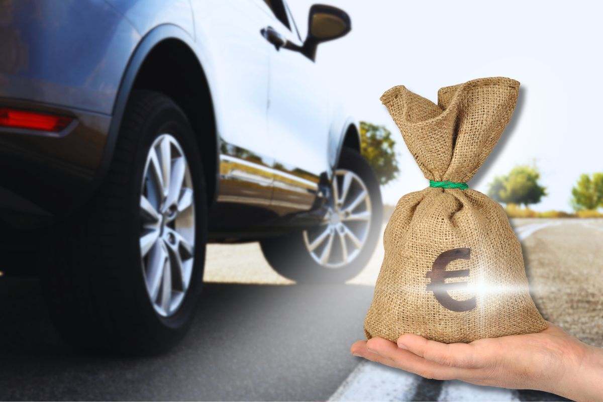 sacchetto euro in mano e auto