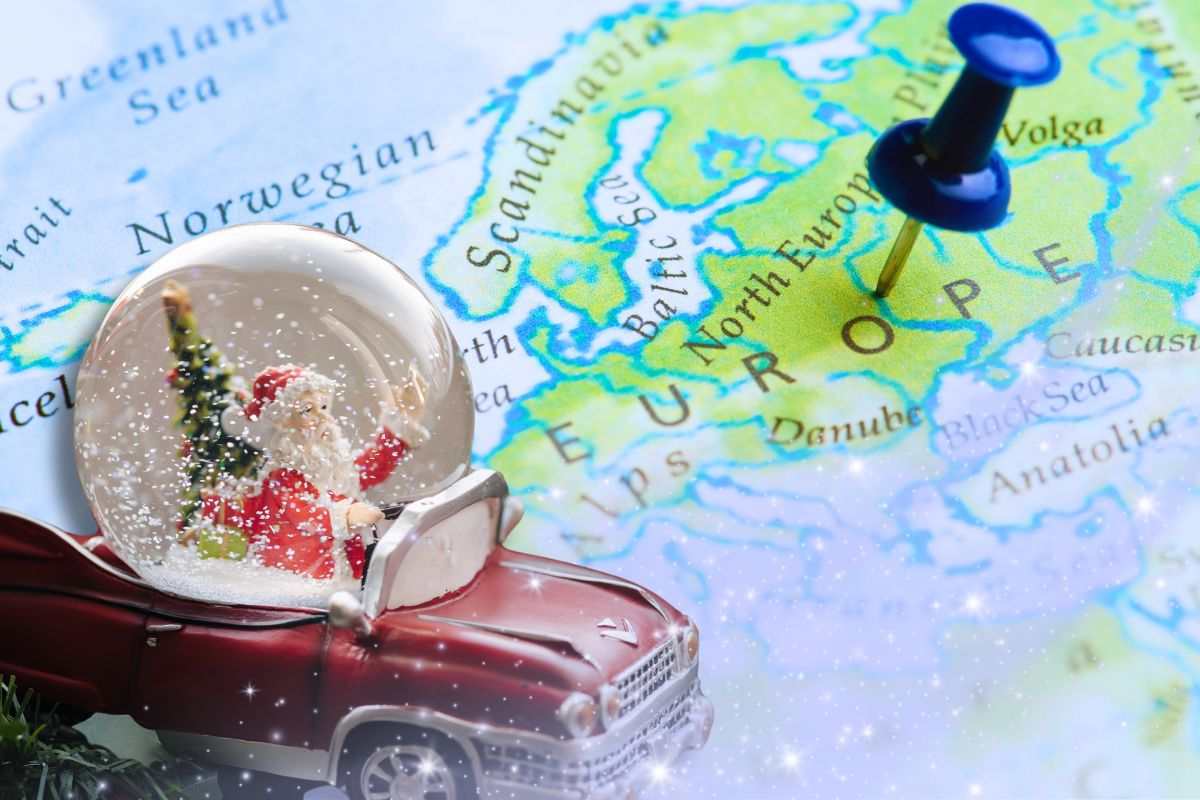 Mappa con Europa e omino babbo Natale in auto