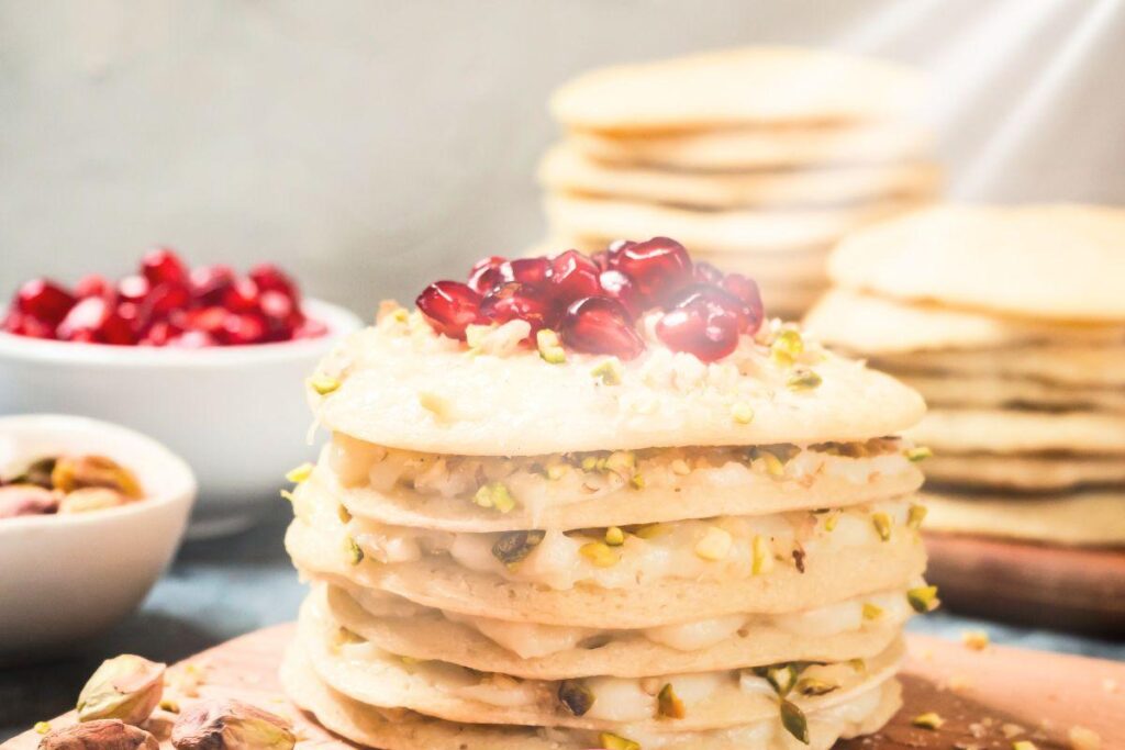 ciotole con chicchi di melograno e pancake